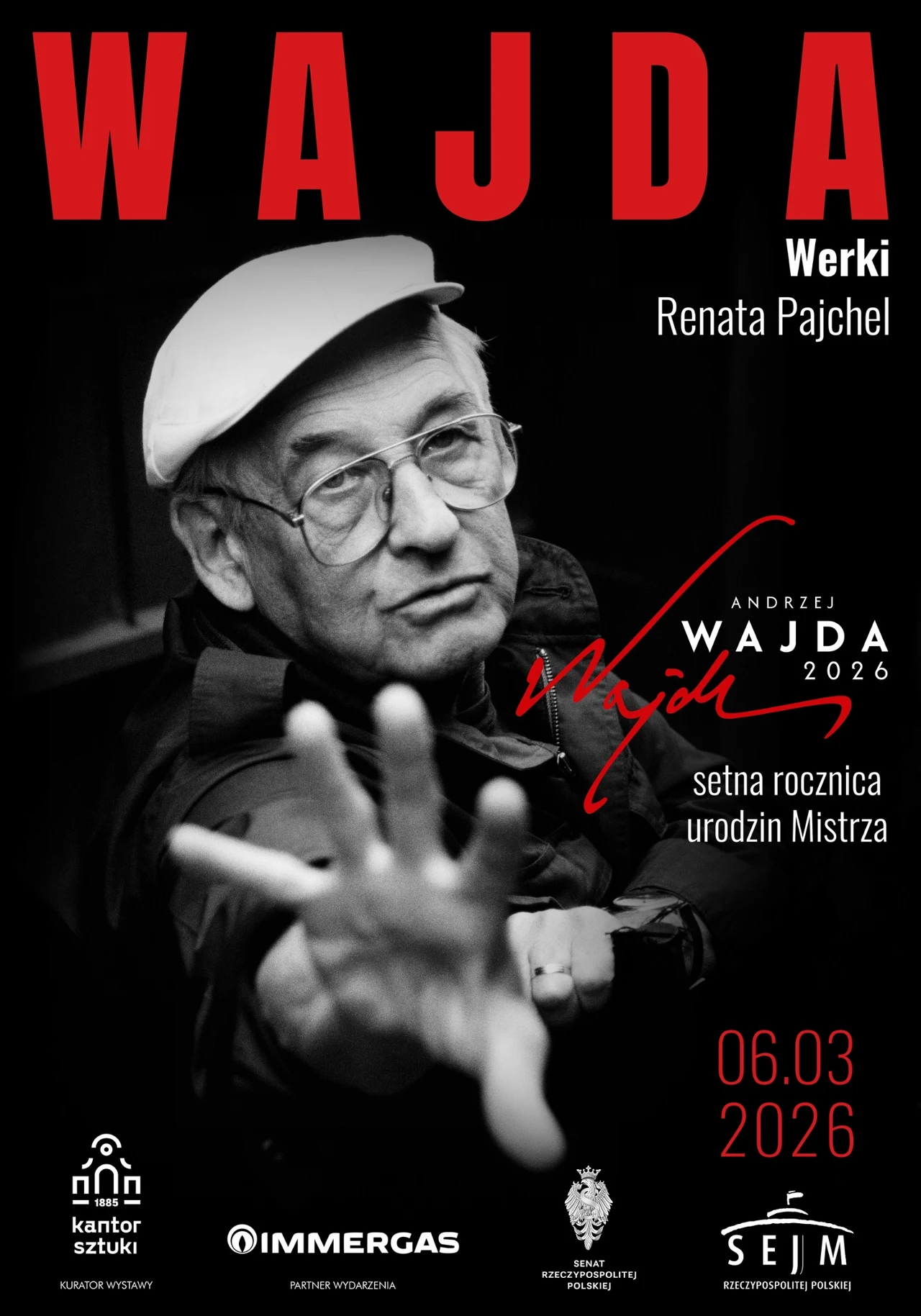 Starszy mężczyzna w okularach i białej czapce gestykuluje dłonią skierowaną do przodu, tło jest rozmyte, na grafice dominuje nazwisko WAJDA dużymi czerwonymi literami, widoczne są informacje o setnej rocznicy urodzin, nazwisko Renaty Pajchel oraz data ...