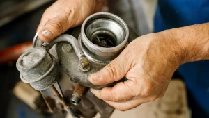 Uszkodzona turbosprężarka oznacza nie tylko utratę mocy i gwizd spod maski.