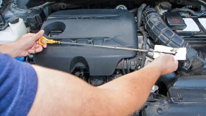 Sprawdzenie oleju na bagnecie pozwala szybko ocenić jego poziom, kolor i konsystencję. Już te trzy rzeczy mogą zdradzić pierwsze oznaki problemów z silnikiem.