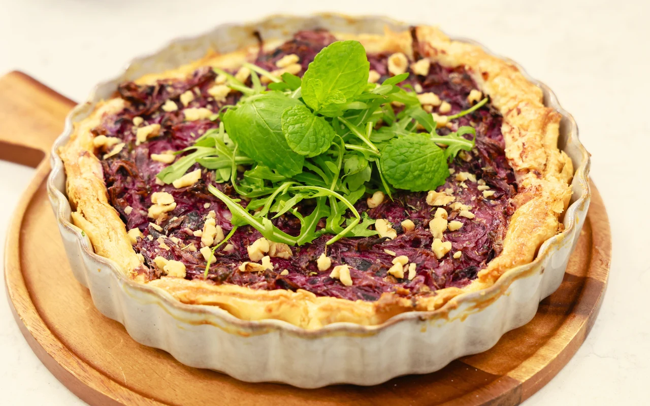Tarta z czerwoną kapustą, karmelizowaną cebulą i kozim serem Tarta z czerwoną kapustą, karmelizowaną cebulą i kozim serem