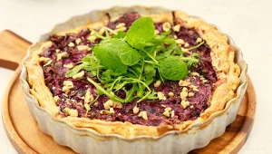 Tarta z czerwoną kapustą, karmelizowaną cebulą i kozim serem