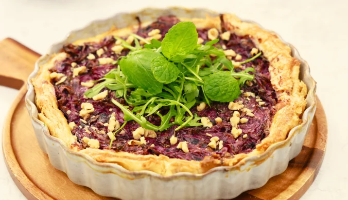 Tarta z czerwoną kapustą, karmelizowaną cebulą i kozim serem