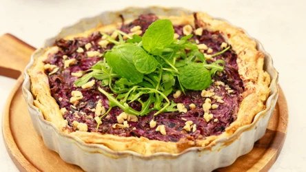 Tarta z czerwoną kapustą, karmelizowaną cebulą i kozim serem