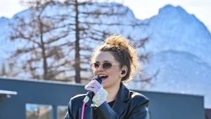 Basia Giewont podczas występu w Zakopanem (w tle Giewont)