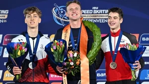 Władimir Semirunnij (pierwszy z prawej) z brązowym medalem wielobojowych MŚ w łyżwiarstwie szybkim