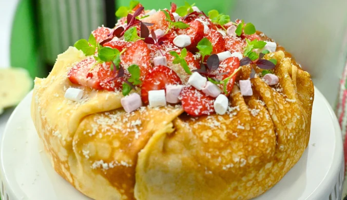 Tort naleśnikowy z galaretką truskawkową i białoczekoladowym musem