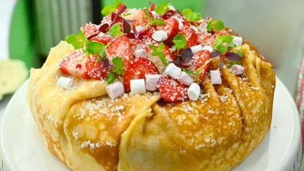 Tort naleśnikowy z galaretką truskawkową i białoczekoladowym musem