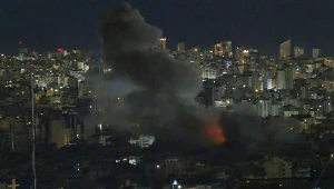 Nie ustają walki na Bliskim Wschodzie. Iran zaatakował w Bahrajnie, na zdj. słup dymu nad stolicą Libanu, Bejrutem. Miasto jest atakowane przez siły Izraela