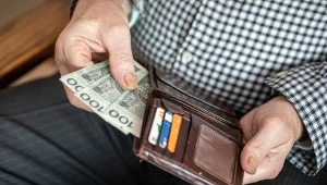 Dzięki temu dokumentowi można sporo zaoszczędzić. Seniorzy zrobią tańsze zakupu w ponad 5 tys. miejsc 