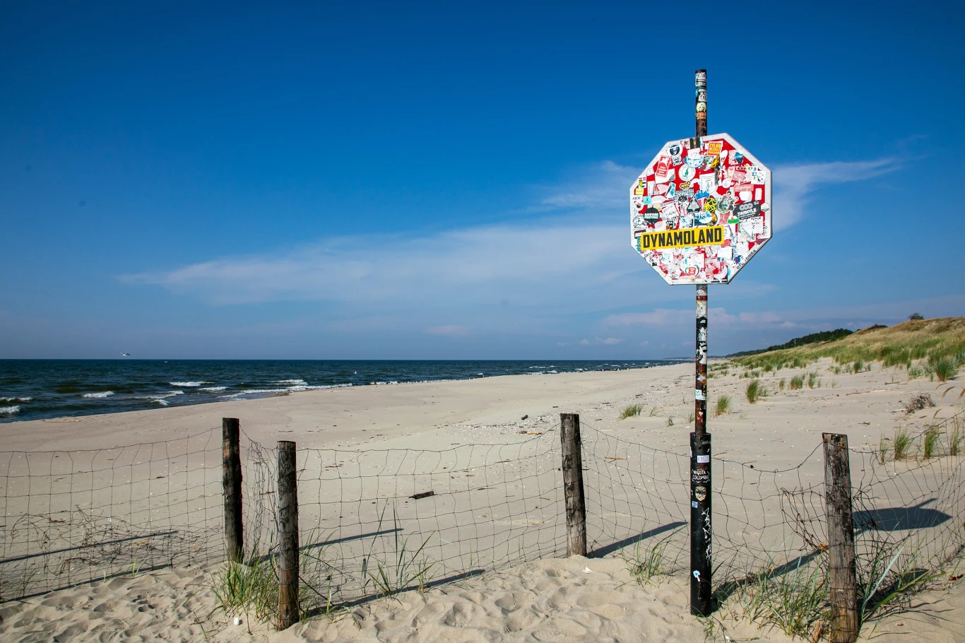 Będąc na plaży w Piaskach, spacer "na koniec Polski" to dla wielu osób ciekawe doświadczenie