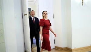 Weszła przez drzwi i spojrzeli tylko na nią. Stało się tak nie bez powodu