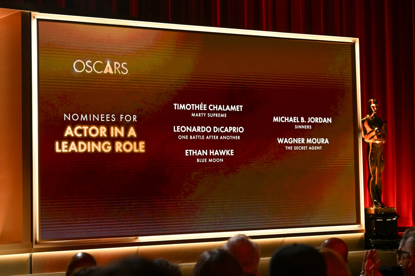 Duży ekran prezentuje nominowanych do Oscara w kategorii najlepszy aktor pierwszoplanowy: Timothée Chalamet (Marty Supreme), Leonardo DiCaprio (One Battle After Another), Ethan Hawke (Blue Moon), Michael B. Jordan (Sinners), Wagner Moura (The Secret Ag...