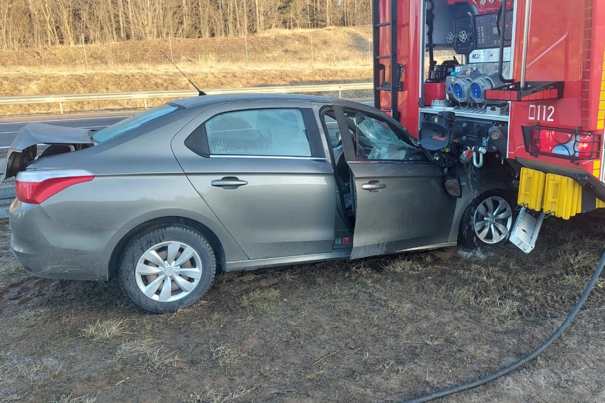 Kierowca Citroena, który uderzył w wóz straży został ranny i trafił do szpitala Szarobezowy Citroen z uszkodzonym przodem po zderzeniu z czerwonym wozem strażackim na poboczu S7.