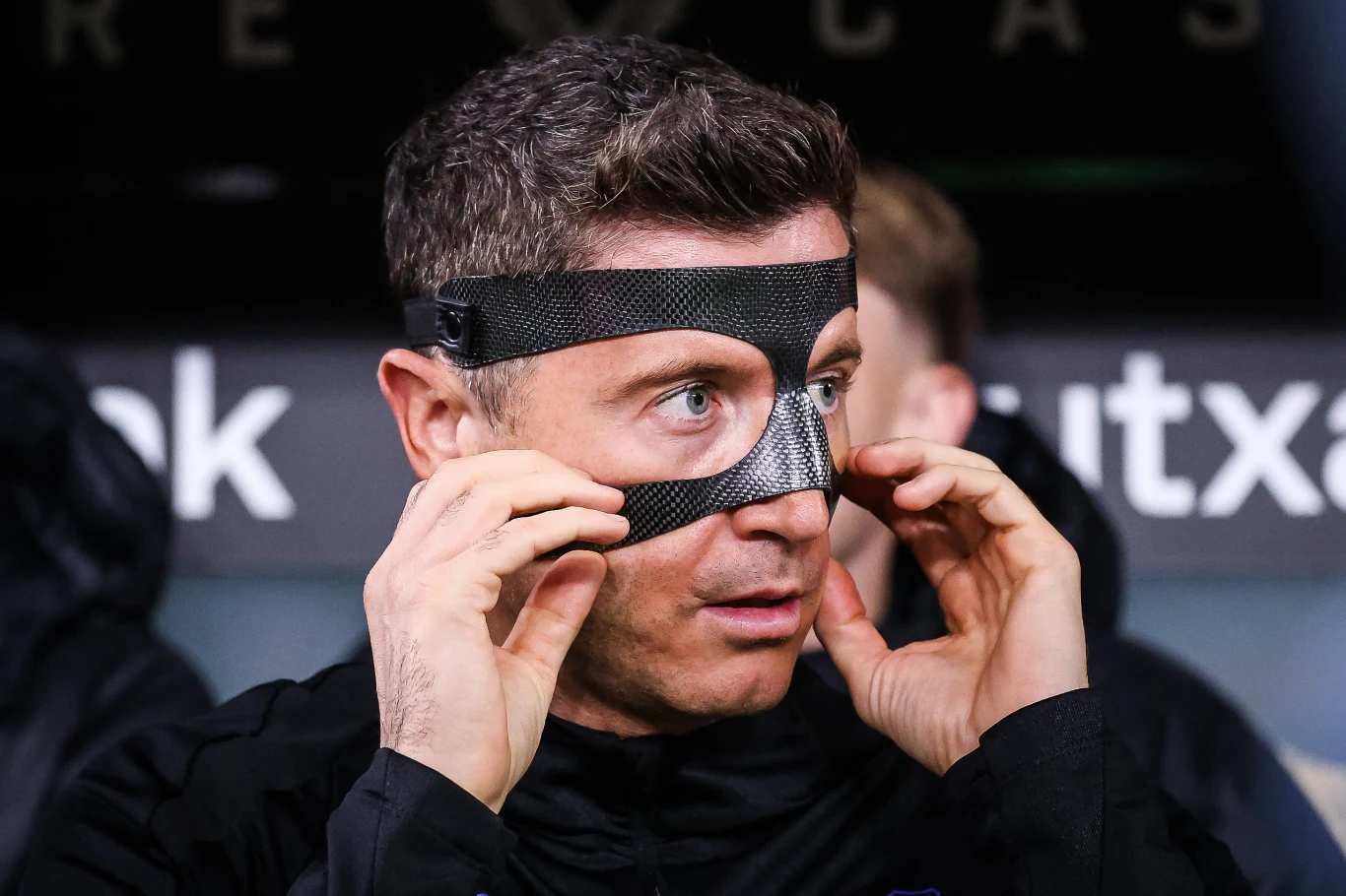 Kapitan reprezentacji Polski i gwiazdor FC Barcelona, Robert Lewandowski w specjalnej masce ochronnej