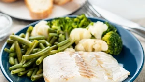 Seniorzy powinni jeść często. Ryba doskonała na stawy i serce