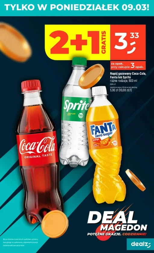 Trzy butelki napojów gazowanych: Coca-Cola, Sprite i Fanta Zero Sugar ustawione obok siebie na ciemnym tle, obok żółto-czerwony baner z promocją 2+1 gratis oraz cena 3,33 zł; w tle wyróżniające się logo sklepu Dealz.