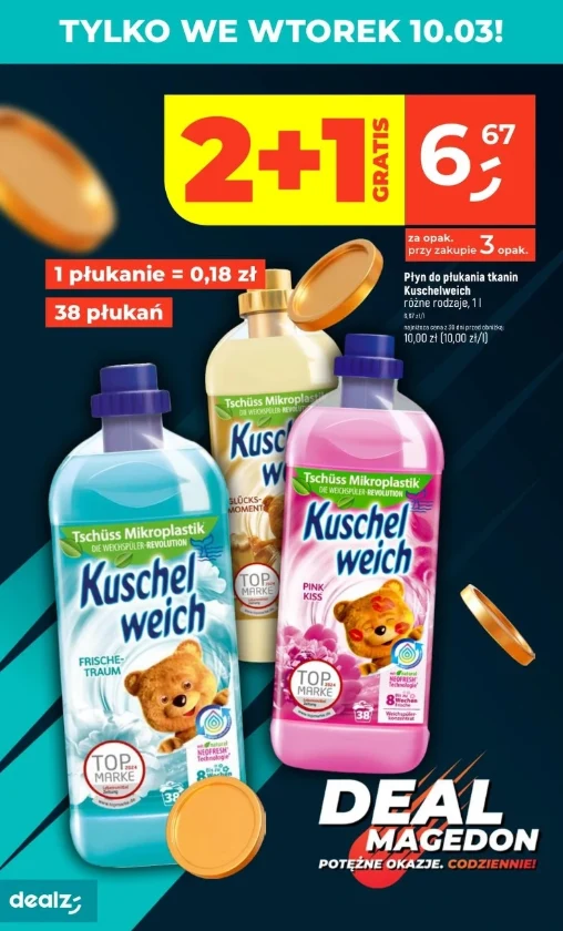 Trzy kolorowe butelki płynu do płukania tkanin Kuschelweich z motywem misia, wyróżnione promocją 2+1 gratis, na tle wyrazistych napisów z ceną i informacją o ofercie dostępnej tylko we wtorek.