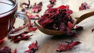 Hibiskus nadaje się nie tylko na smaczną i zdrową herbatkę - jest też genialnym składnikiem kuracji wzmacniającej włosy