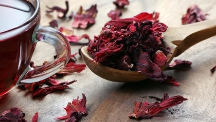 Hibiskus nadaje się nie tylko na smaczną i zdrową herbatkę - jest też genialnym składnikiem kuracji wzmacniającej włosy