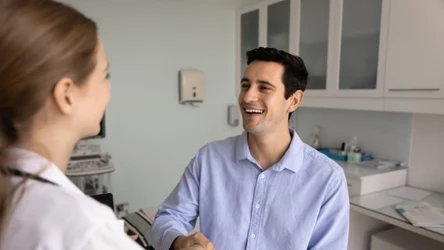 Regularne badania profilaktyczne pozwalają wykryć wiele chorób na wczesnym etapie. Sprawdź, jakie badania powinni wykonywać mężczyźni w kolejnych dekadach życia