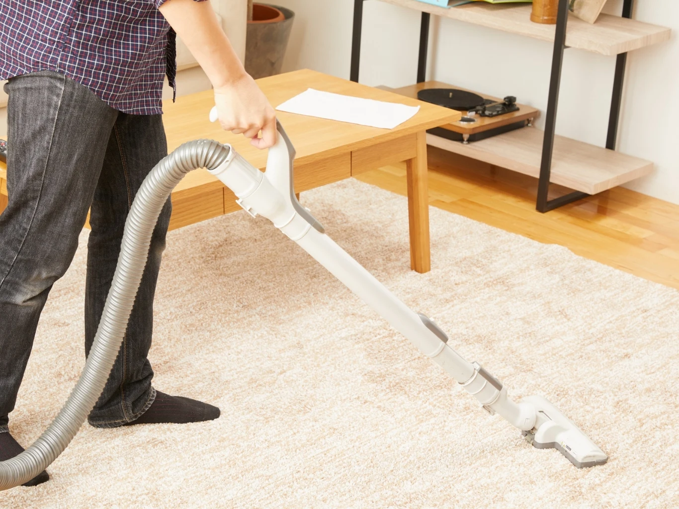 Regularne odkurzanie dywanów, wykładzin czy wycieraczek to jedna z czynności zapobiegających obecności kleszczy w domu. Odkurzanie dywanu przeciwko kleszczom