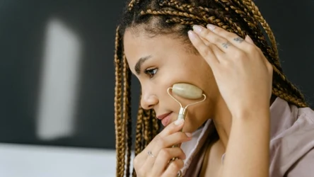 Masaż limfatyczny twarzy można wykonywać dłońmi lub specjalnym masażerem