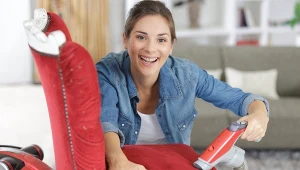 Czyszczenie krzeseł tapicerowanych należy przeprowadzać regularnie. W ten sposób utrzymamy je w dobrym stanie. 