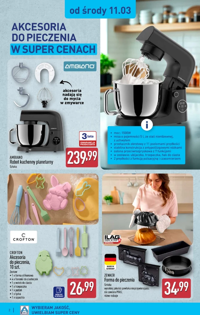 Robot kuchenny z wymiennymi akcesoriami do wyrabiania ciasta, zestawy kolorowych narzędzi do pieczenia dla dzieci oraz forma do pieczenia z nieprzywierającą powłoką, na tle jasnej kuchni i półek z produktami.