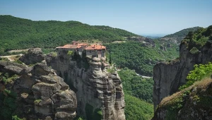 Nazywają je ósmym cudem świata. To miasto "wisi" na skałach 