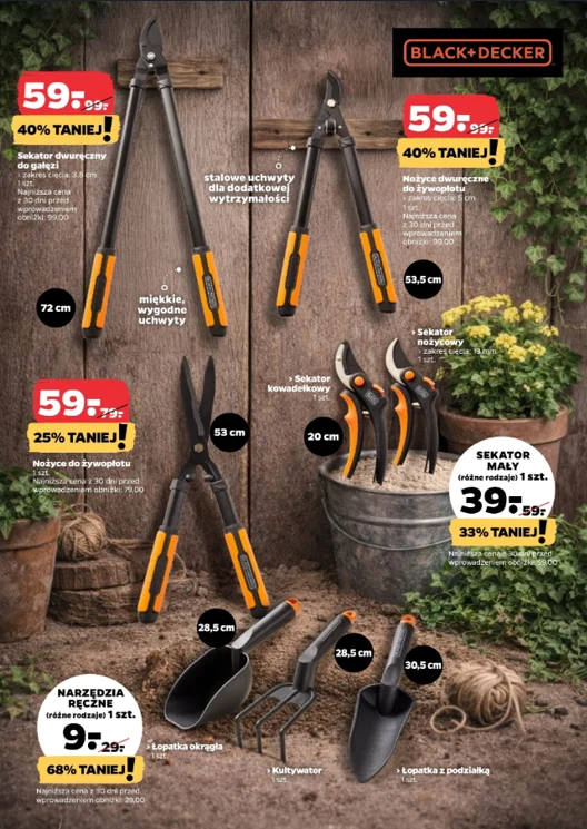 Zestaw narzędzi ogrodniczych marki BLACK+DECKER z widocznym sekatorem, nożycami do żywopłotu, nożycami do gałęzi oraz małymi narzędziami ręcznymi, ustawionymi na tle drewnianej ściany i w otoczeniu roślin doniczkowych; wyeksponowane ceny promocyjne i o...