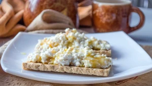 Twaróg przed snem. Ma jeden zaskakujący wpływ na organizm 