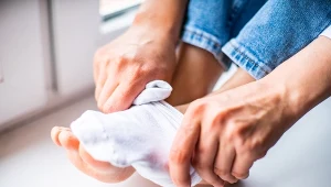 Kosztuje mniej niż pięć złotych. Przywróci skarpetkom śnieżną biel