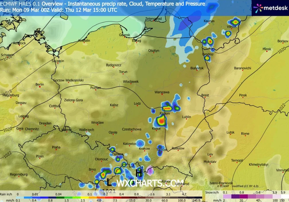 Mapa pogodowa Polski z zaznaczonymi opadami deszczu, silniejsze komórki burzowe widoczne w centralnej i południowo-wschodniej części kraju, szczególnie w okolicach Warszawy, Lublina oraz na południu, z legendą intensywności opadów w dolnej części obrazu.