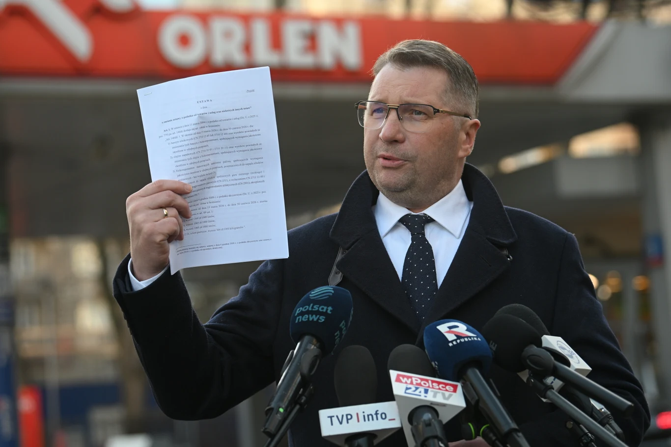 Przemysław Czarnek pokazał projekt ustawy ws. obniżki cen paliw Przemysław Czarnek pokazał projekt ustawy ws. obniżki cen paliw