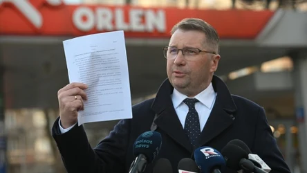 Przemysław Czarnek pokazał projekt ustawy ws. obniżki cen paliw