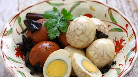 Jajka marynowane w herbacie mają charakterystyczny marmurkowy wzór