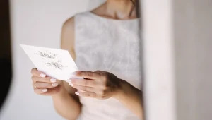 Nietypowe zaproszenia na wesele. Wysłali gościom chleb