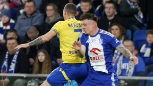 Piłkarze Arki (żółte stroje) po raz kolejny próbowali udowodnić, że poza Gdynią nie są chłopcami do bicia. Tym razem się udało