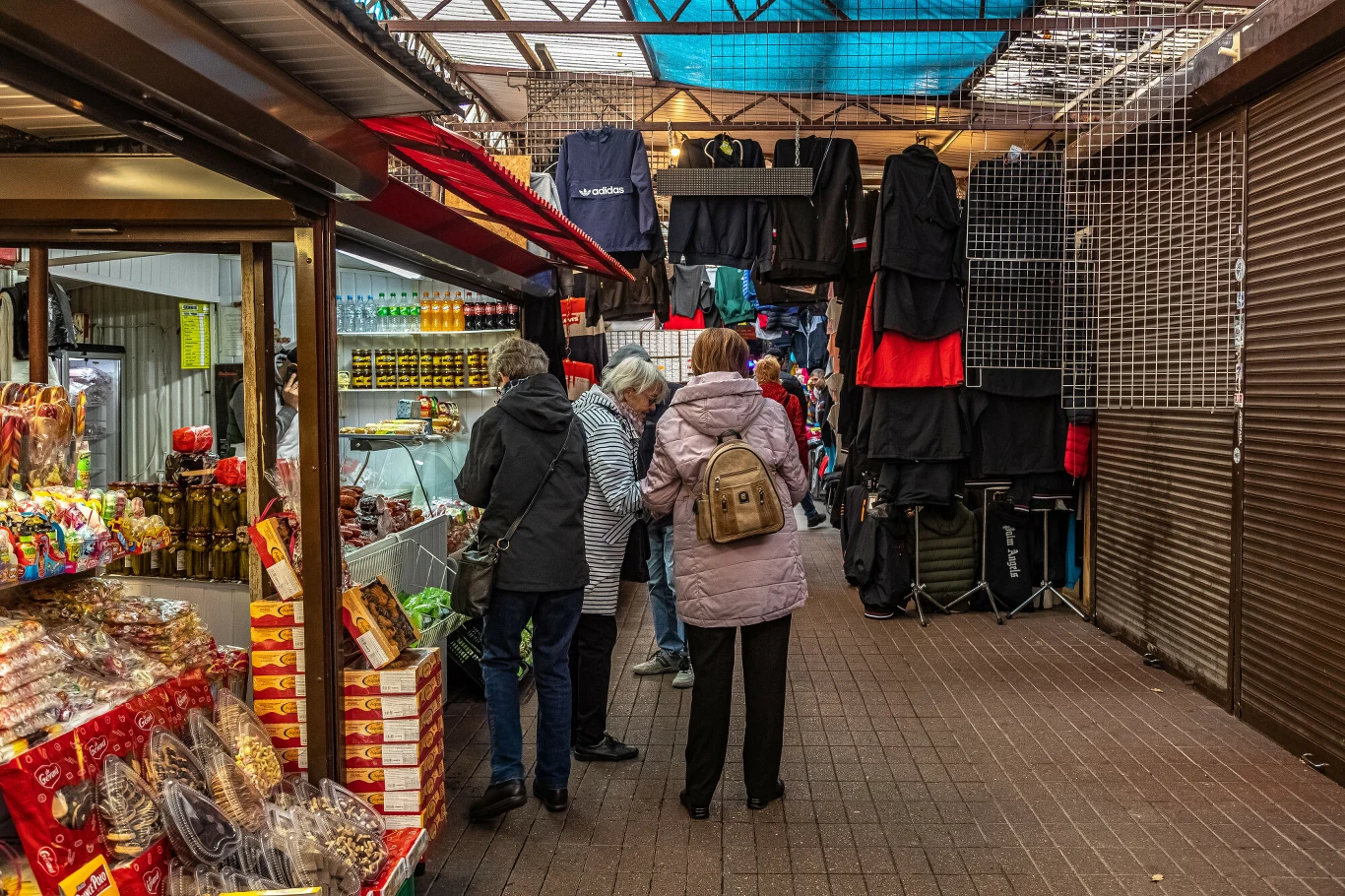 Na targu w Świnoujściu można spotkać wielu Niemców. Do tej pory przyjeżdżali m.in. po papierosy, ale te od marca kosztują niemal tyle co w Polsce. Na zdjęciu stragany na targu w Świnoujściu i klienci robiący zakupy.