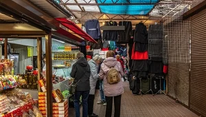 Na targu w Świnoujściu można spotkać wielu Niemców. Do tej pory przyjeżdżali m.in. po papierosy, ale te od marca kosztują niemal tyle co w Polsce. 