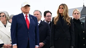 Donald Trump założył czapkę na uroczystość powitania ciał poległych żołnierzy