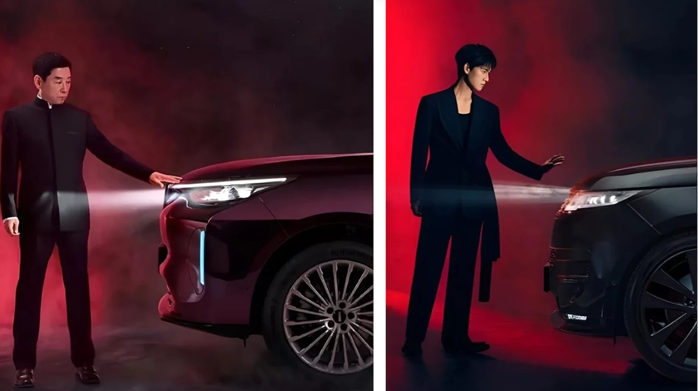 Dwóch elegancko ubranych mężczyzn dotyka ręką maski luksusowych samochodów, z których reflektorów wydobywa się intensywne światło padające na ich sylwetki, całość utrzymana w ciemnym, stylowym klimacie z czerwonym tłem.