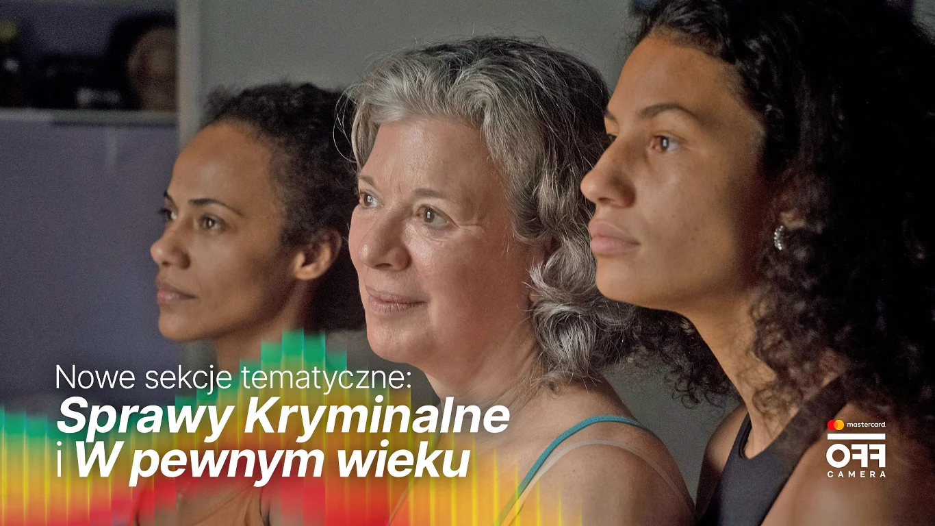 Mastercard OFF CAMERA już od 24 kwietnia w Krakowie Trzy kobiety w różnym wieku siedzą razem na tle napisu o nowych sekcjach Mastercard OFF CAMERA w Krakowie.