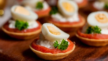 Tarteletki z łososiem i jajkiem to nowoczesna przekąska na Wielkanoc
