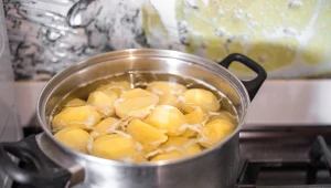 Wrzuć do ziemniaków zamiast soli. Smakują zaskakująco dobrze
