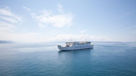 Raport Transport & Environment odnotowuje, że w 2023 roku ponad 1000 promów wyemitowało łącznie 13,4 mln ton CO2, a to odpowiada rocznej emisji 6,6 mln samochodów kierowców z Europy.