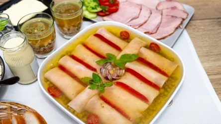 Roladki z szynki w galarecie idealnie pasują na wielkanocny stół.