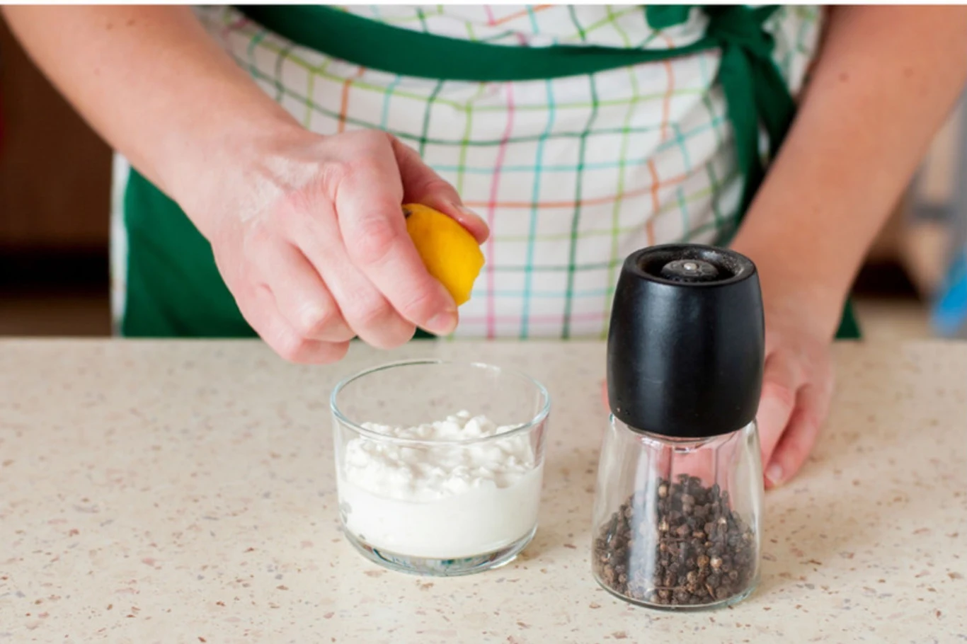 Zrób nadzienie serowe do środka kruchych babeczek