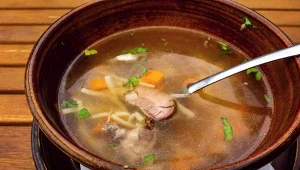 Ten rosół zachwyca smakiem. Warto wypróbować alternatywny przepis.