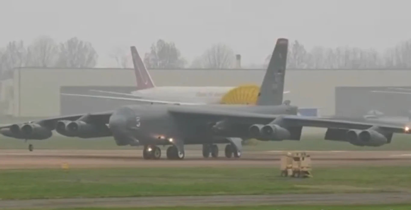 USA wzmacniają siły w Europie. B-52H przyleciały do RAF Fairford Amerykański B-52 w bazie RAF Fairford w Wielkiej Brytanii.